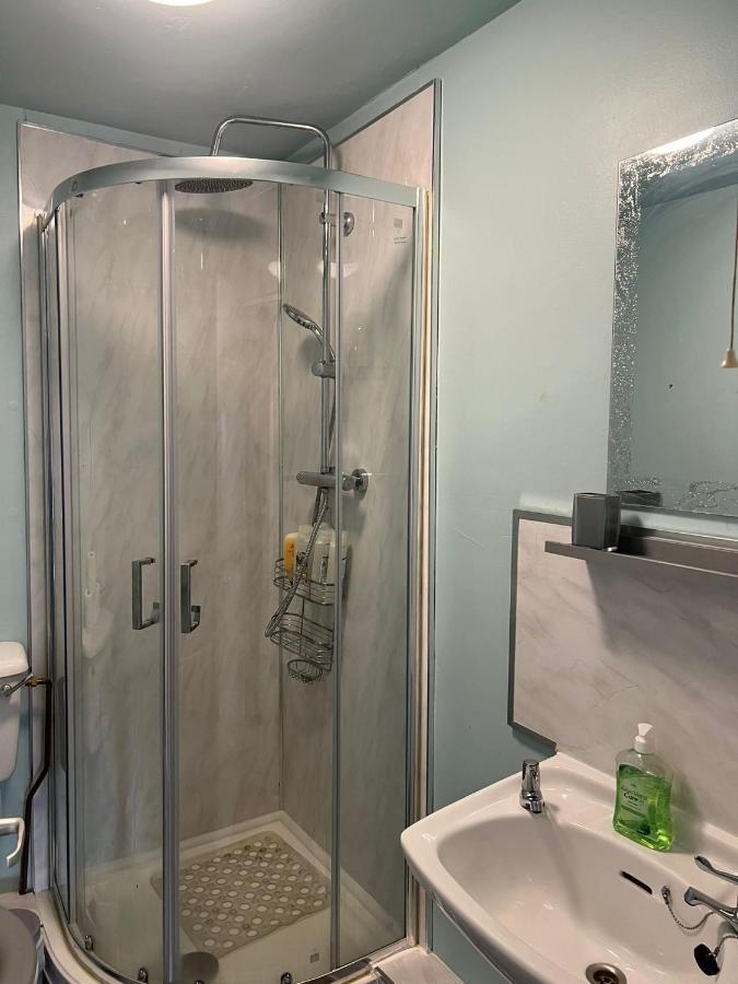 Topzy-Turvy - 1 Bedroom Apartment Swansea Luaran gambar