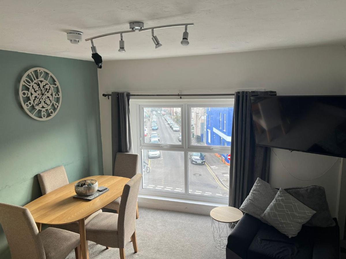Topzy-Turvy - 1 Bedroom Apartment Swansea Luaran gambar